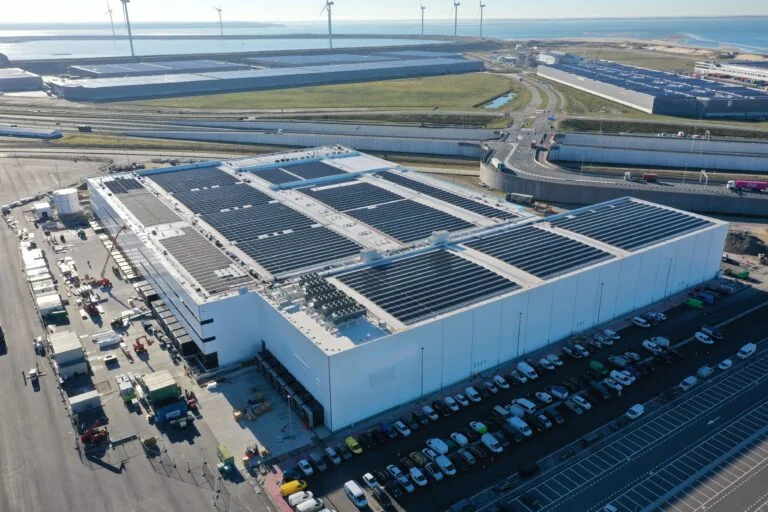 Solar installation on distribution centre at Maasvlakte